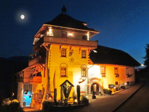 Staudacher Hof Strassenfront bei Nacht
