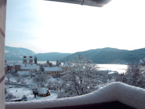 Balkonblick auf winterliches Millstatt